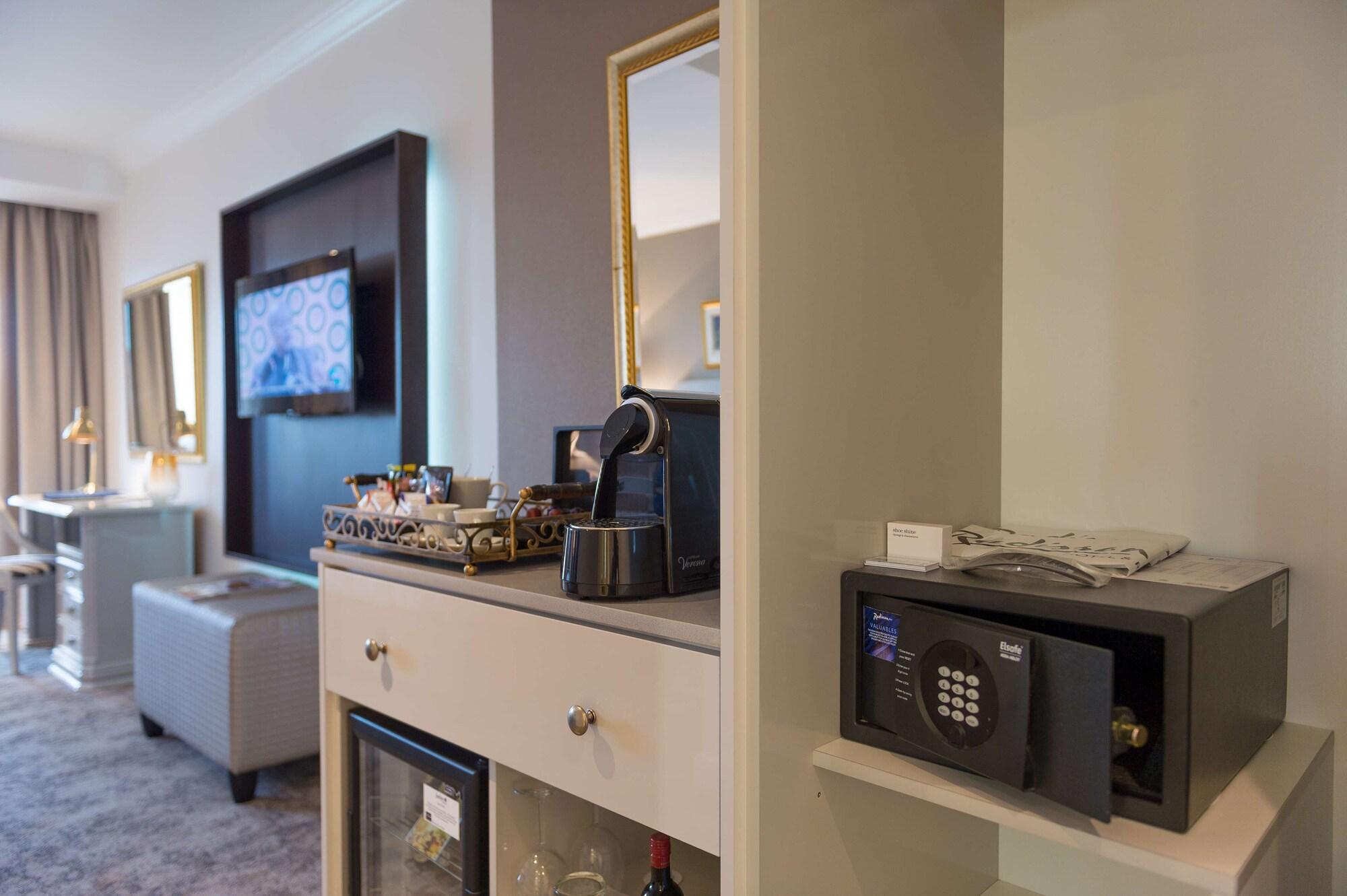 קייפטאון Hotel Le Vendome מראה חיצוני תמונה A safe in a hotel room