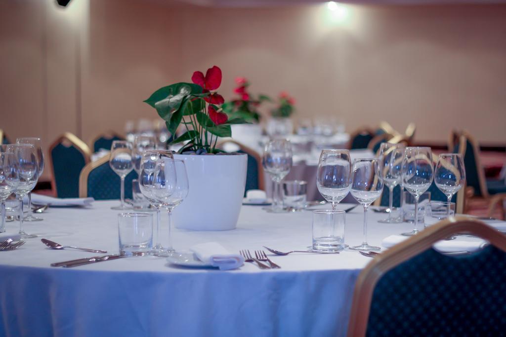 קייפטאון Hotel Le Vendome מראה חיצוני תמונה A table set for a formal dinner