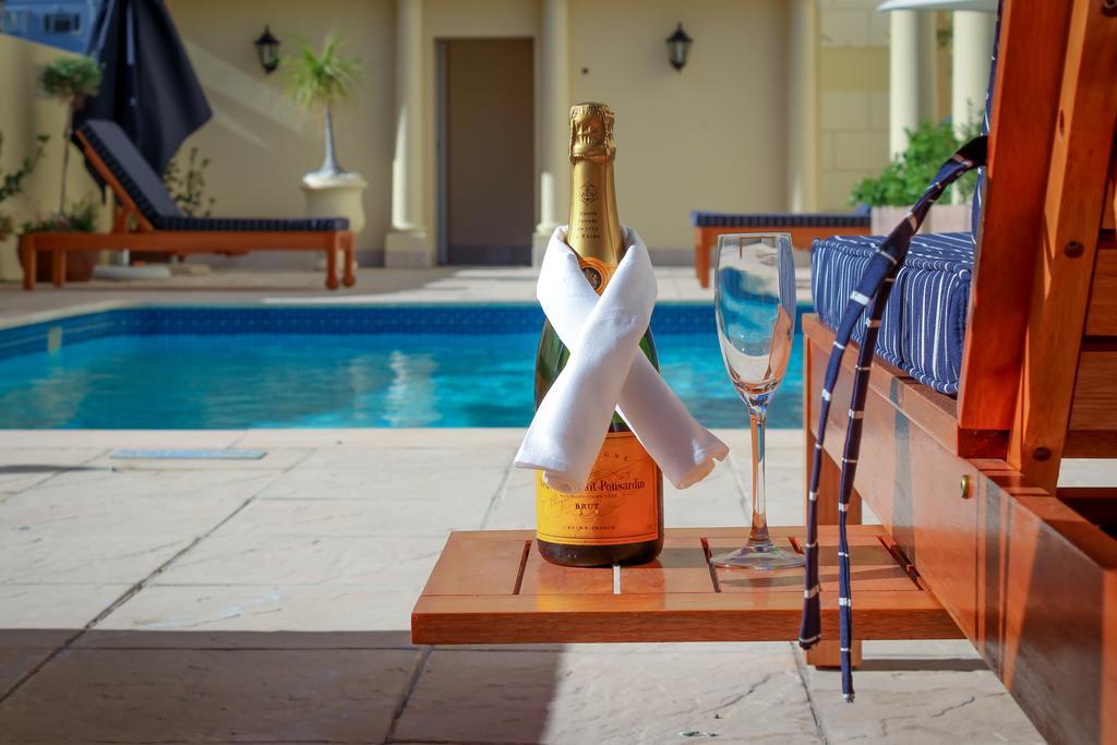 קייפטאון Hotel Le Vendome מראה חיצוני תמונה A bottle of Veuve Clicquot