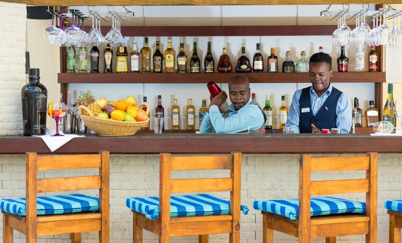 קייפטאון Hotel Le Vendome מראה חיצוני תמונה A bar in Kenya