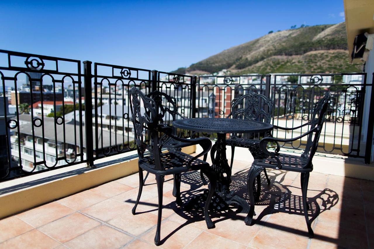 קייפטאון Hotel Le Vendome מראה חיצוני תמונה A wrought iron patio set